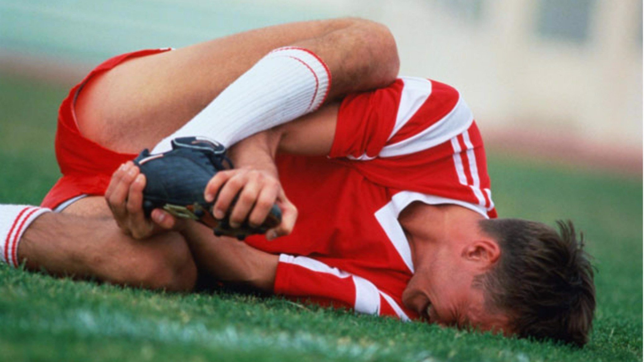 5 cách phòng tránh chấn thương khi chơi bóng đá phủi