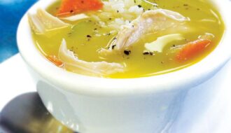 Một tô súp nóng giúp bổ sung năng lượng để đánh bại vi khuẩn