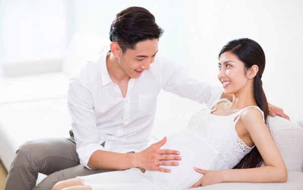 Khi mang thai,các ông chồng nên chú ý đến sức khoẻ mẹ bầu và hạn chế làm chuyện "ấy" nhằm đảm bảo em bé khoẻ mạnh.