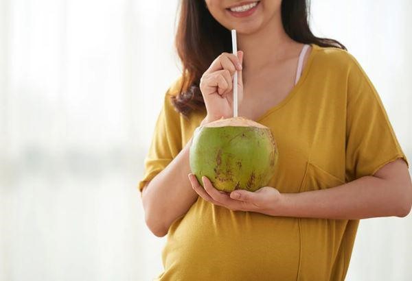 Nước dừa giúp tăng cường hệ miễn dịch, bổ sung nước ối và ngừa tiểu đường khi mang thai 