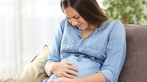 Đau bụng dưới bên trái khi mang thai là triệu chứng thông thường của thai kỳ. 