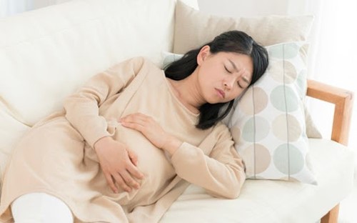 Cơn đau bụng dưới bên trái khi mang thai sẽ trở nên nguy hiểm nếu đi kèm với dấu hiệu bất thường. 