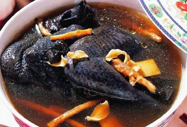Canh gà đen - món ăn đặc trưng của người dân Si Ma Cai